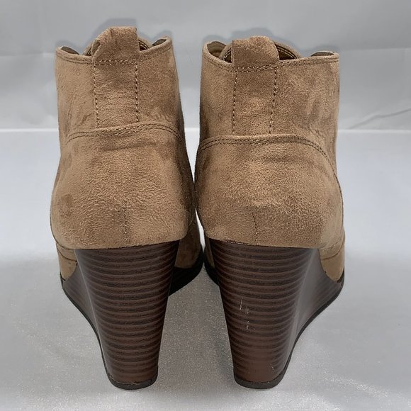 David Aaron Tan Suede Wedge Ankle Boots Size 6.5 - Picture 3 of 11